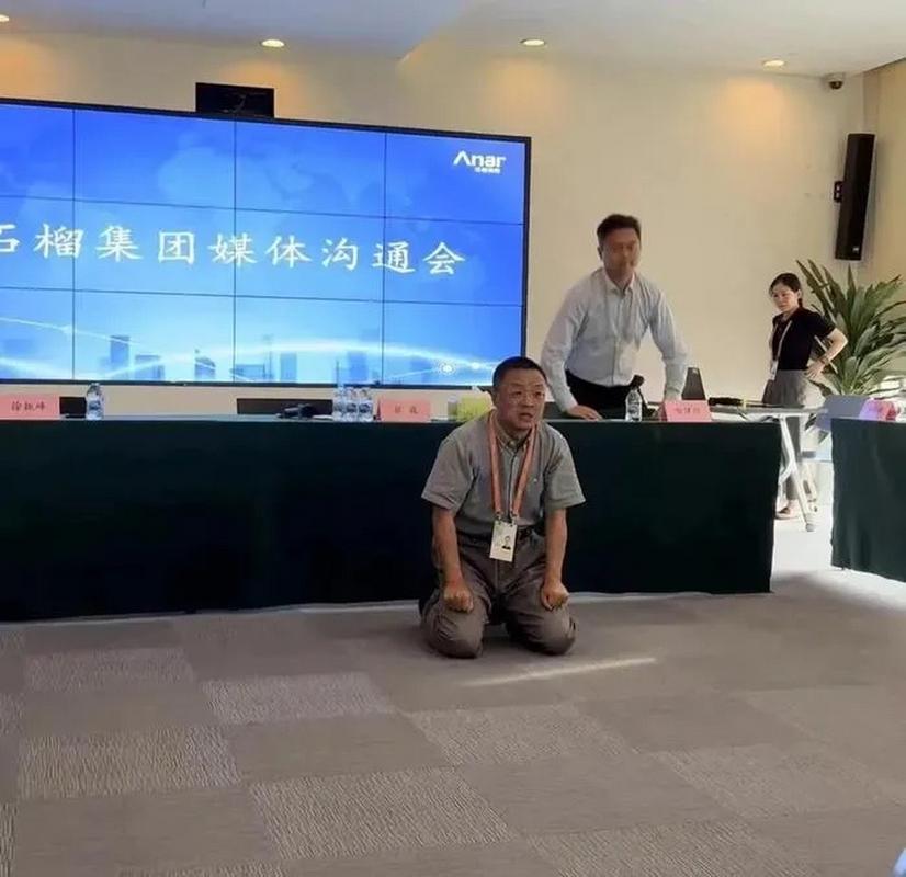 董事长下跪背后 房子卖不动，房子卖得不赚钱